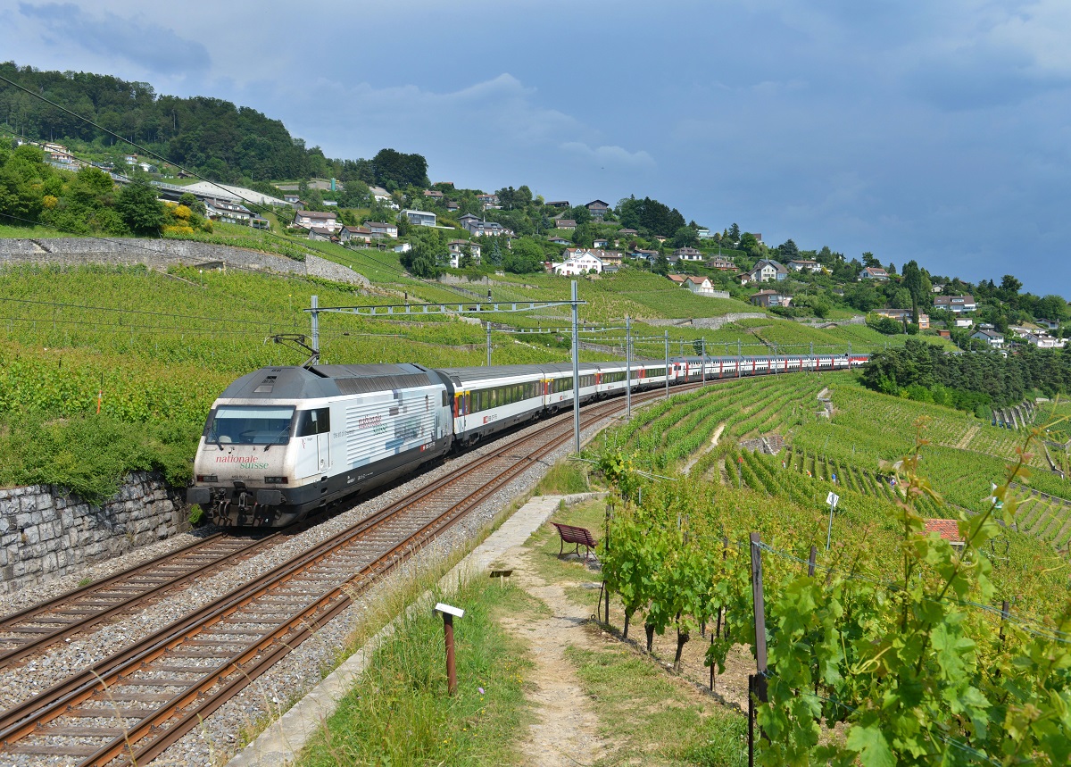 Re 460 003 mit einem IC nach St. Gallen am 17.06.2014 bei Grandvaux.