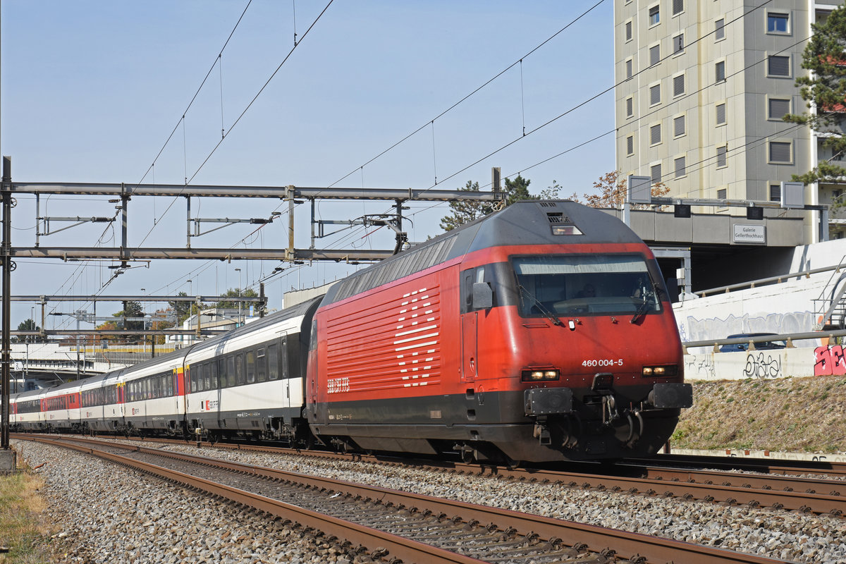 Re 460 004-5 fährt Richtung Bahnhof Muttenz. Die Aufnahme stammt vom 17.10.2018.

