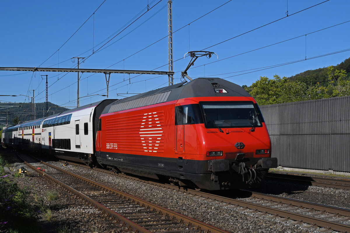 Re 460 005-2 durchfährt am 20.09.2023 den Bahnhof Gelterkinden.