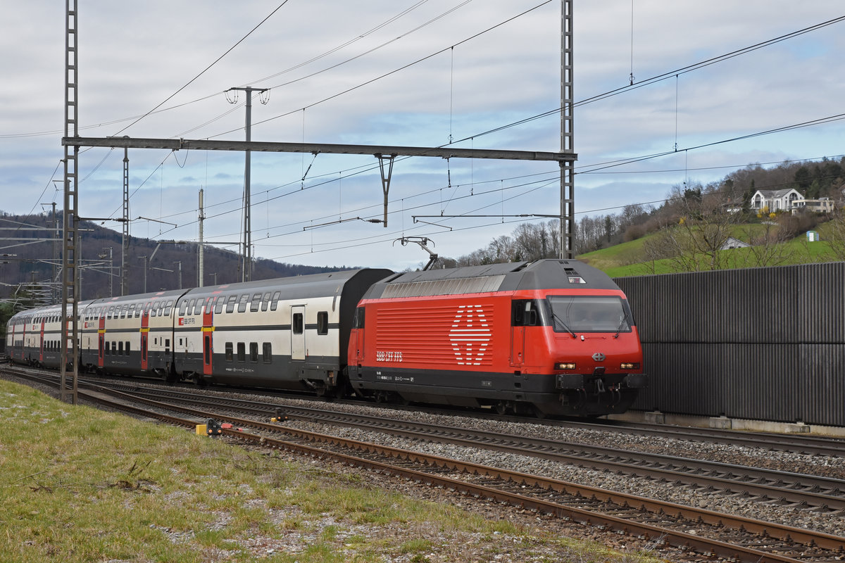 Re 460 005-2 durchfährt den Bahnhof Gelterkinden. Die Aufnahme stammt vom 11.03.2020.