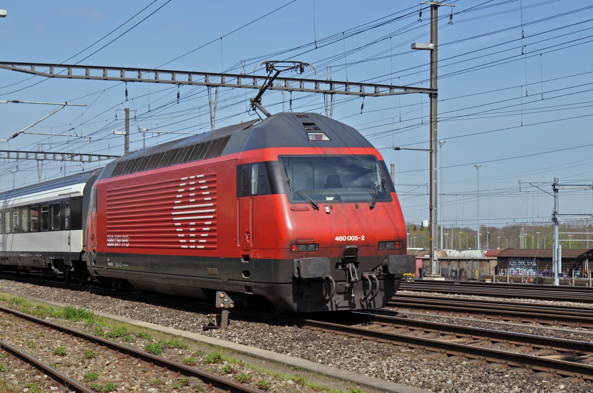 Re 460 005-2 durchfährt den Bahnhof Muttenz. Die Aufnahme stammt vom 13.04.2015.