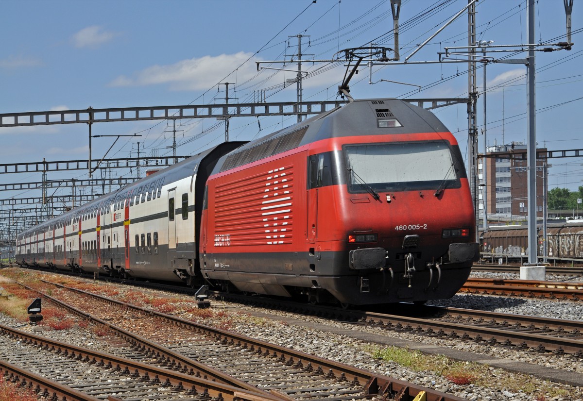 Re 460 005-2 durchfährt den Bahnhof Muttenz. Die Aufnahme stammt vom 18.05.2015.