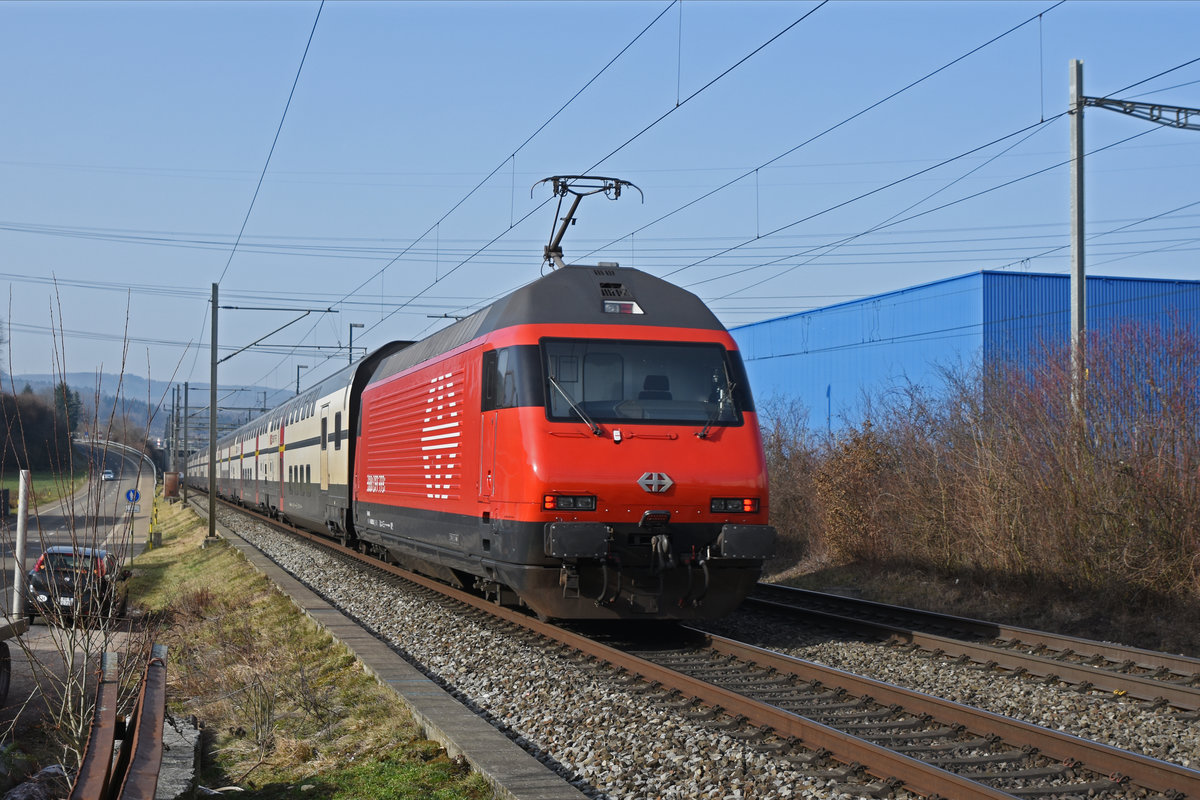 Re 460 005-2 fährt Richtung Bahnhof Lausen. Die Aufnahme stammt vom 24.01.2020.