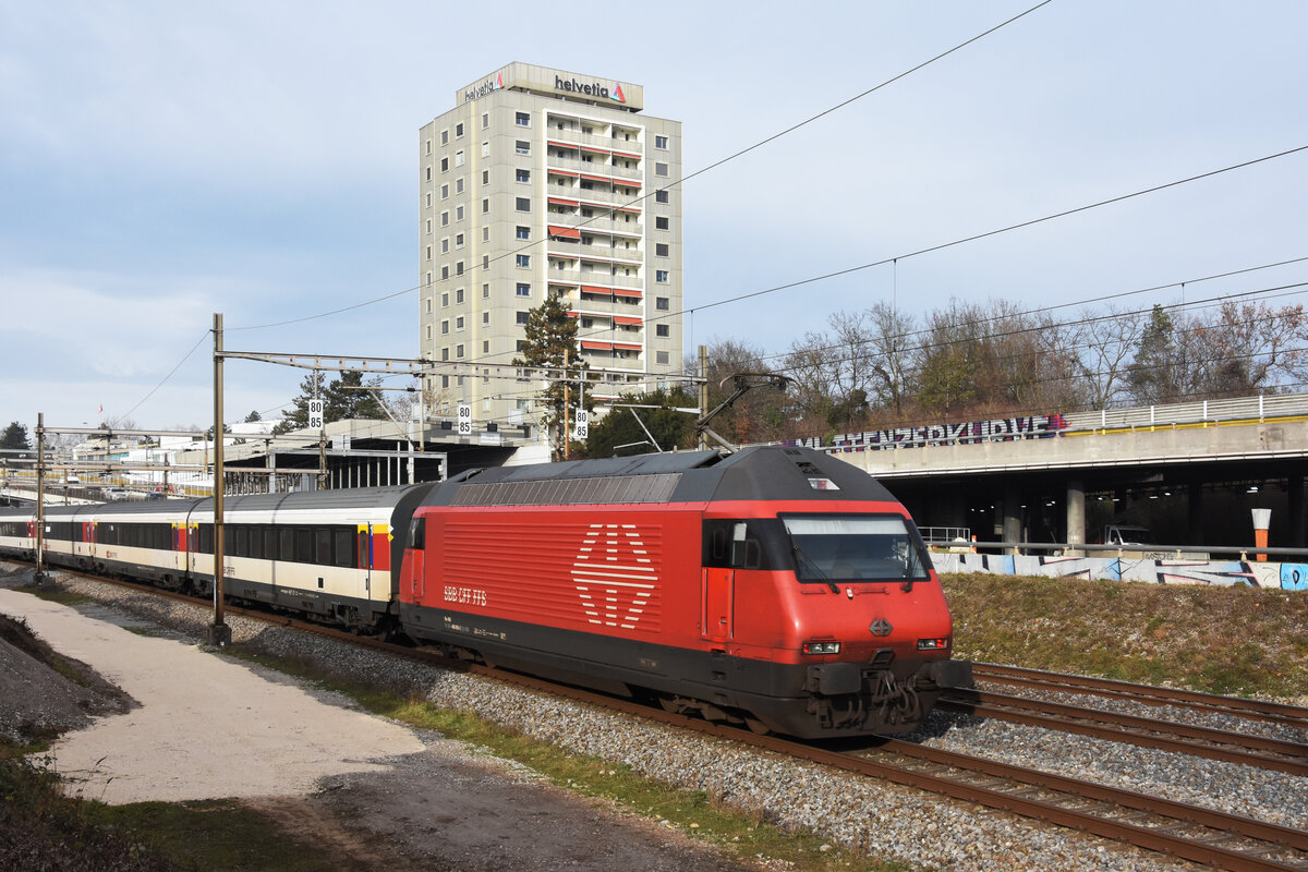 Re 460 005-2 fährt Richtung Bahnhof SBB. Die Aufnahme stammt vom 23.12.2021.