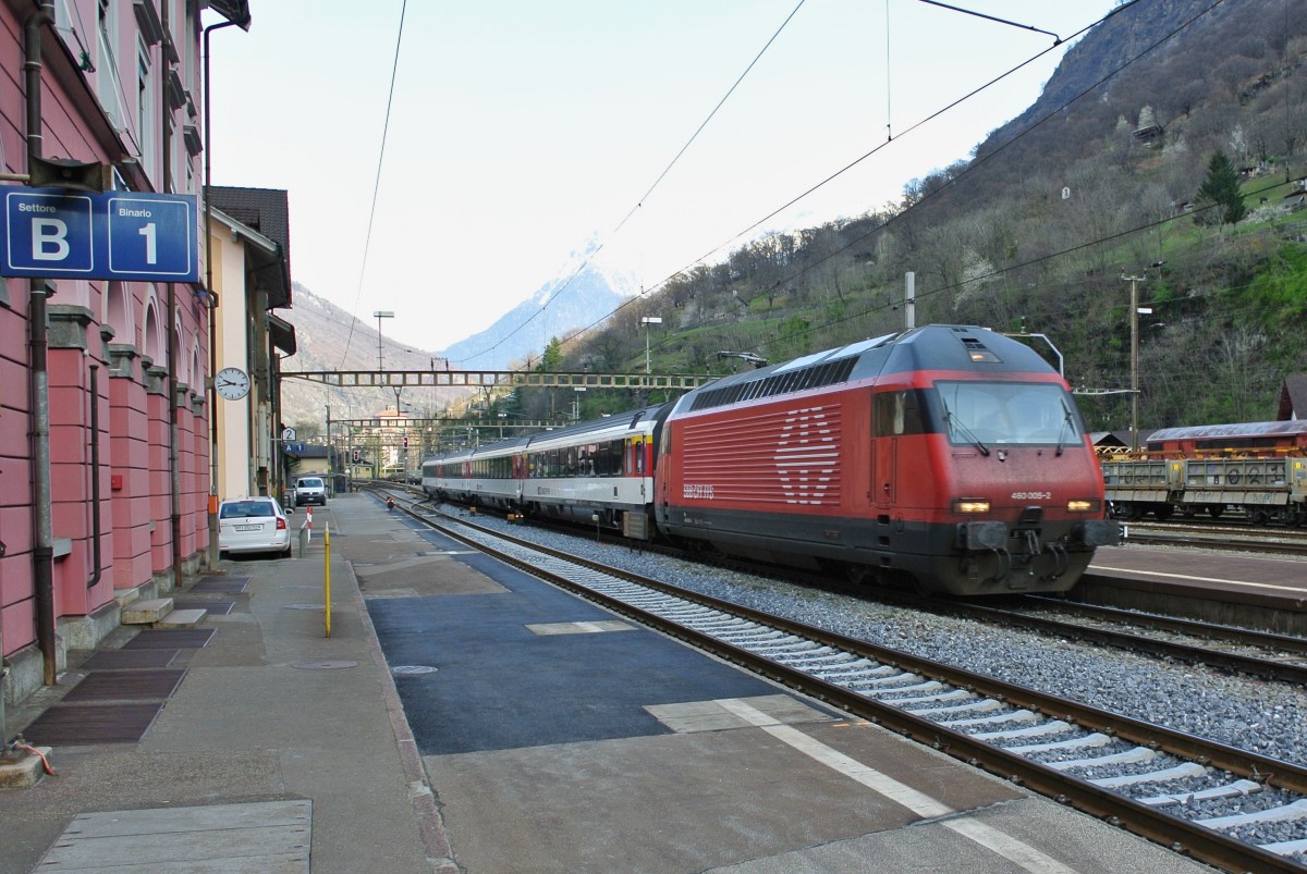 Re 460 005-2 mit EC 153 bei Durchfahrt in Biasca. Dieser Zug wird normalerweise durch eine Re 4/4 II gezogen, 29.03.2014.