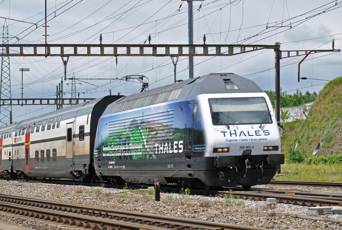 Re 460 005-2, mit der Thales Werbung, durchfährt den Bahnhof Pratteln. Die Aufnahme stammt vom 07.06.2017.