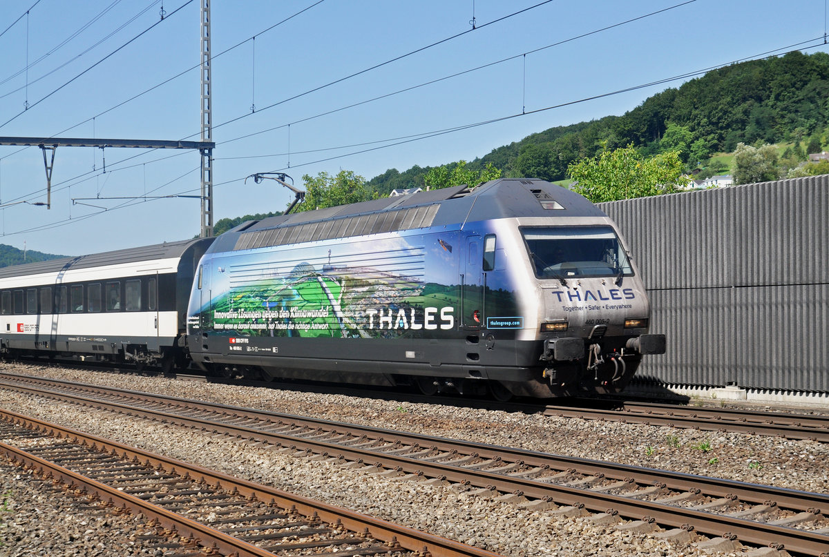 Re 460 005-2, mit der Thales Werbung, durchfährt den Bahnhof Gelterkinden. Die Aufnahme stammt vom 15.08.2017.