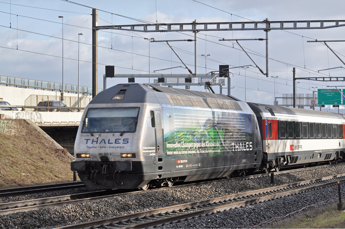 Re 460 005-2, mit der Thales Werbung, fährt Richtung Bahnhof SBB. Die Aufnahme stammt vom 02.01.2018.