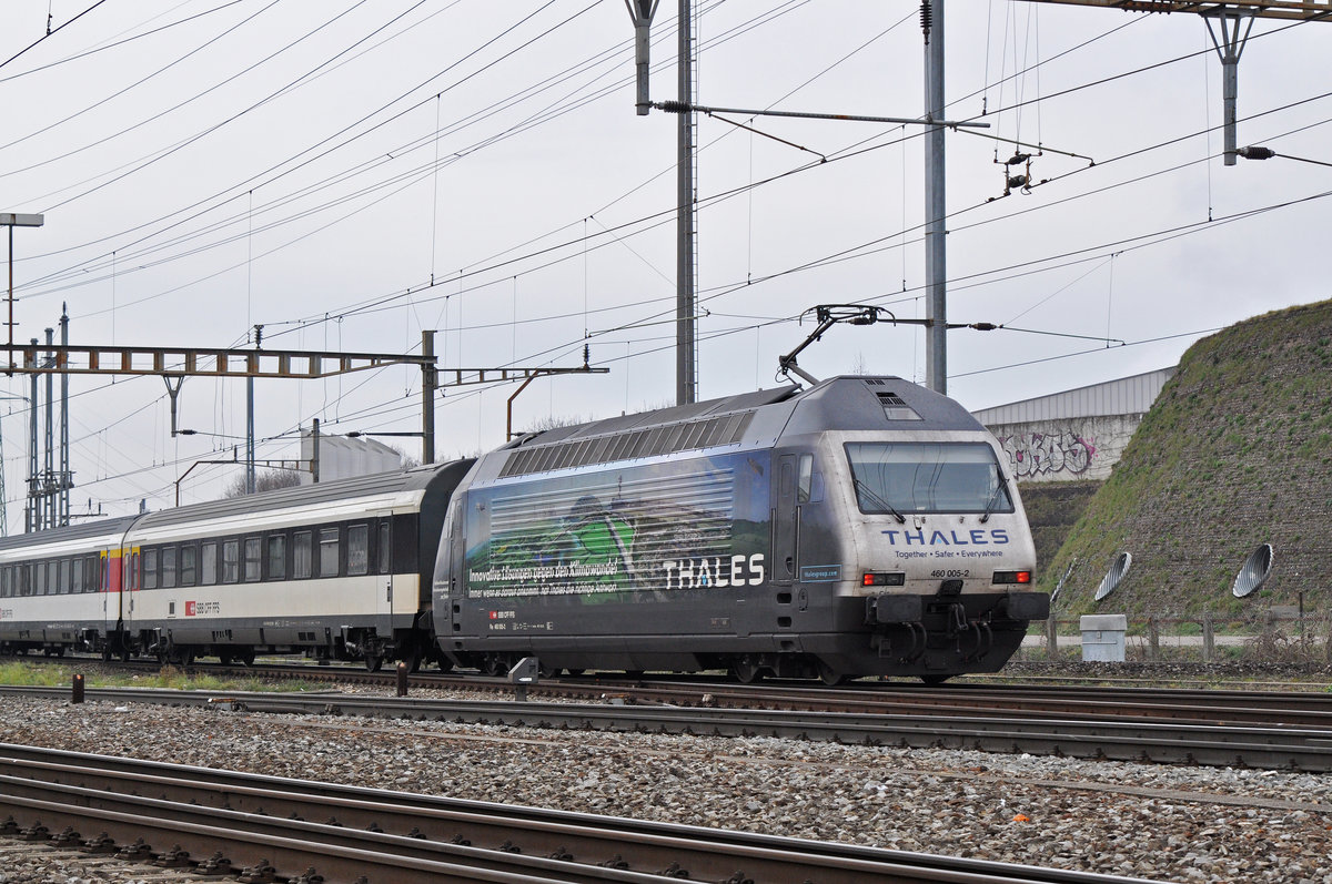 Re 460 005-2, mit der Thales Werbung, durchfährt den Bahnhof Pratteln. Die Aufnahme stammt vom 09.01.2018.
