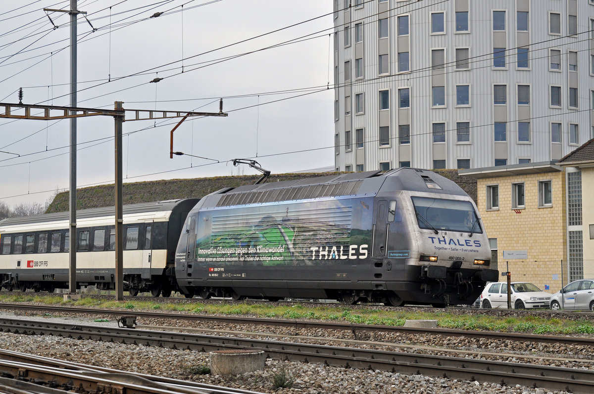 Re 460 005-2, mit der Thales Werbung, durchfährt den Bahnhof Pratteln. Die Aufnahme stammt vom 09.01.2018.