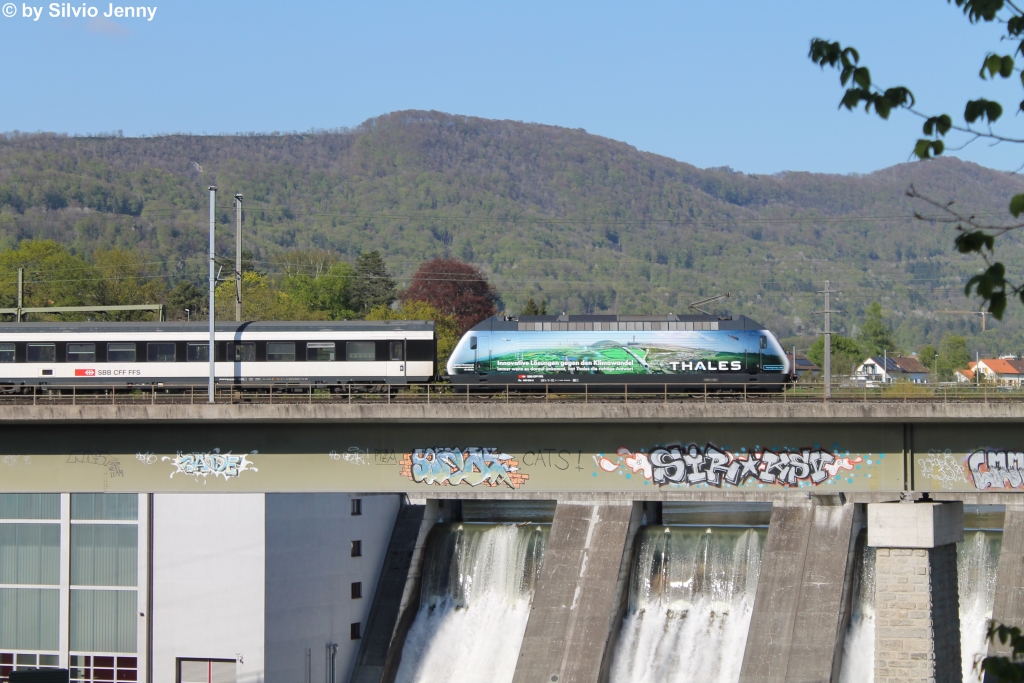 Re 460 005-2 ''Thales'' am 19.4.2016 beim Stauwehr Wettingen als IR nach Bern.