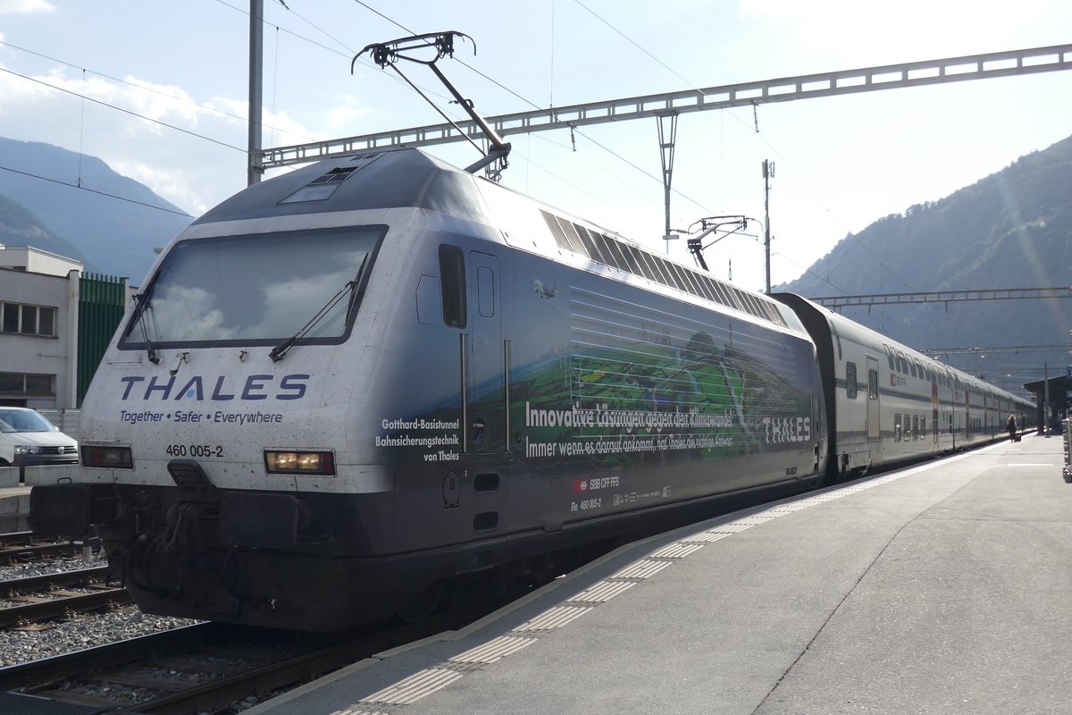 Re 460 005 mit Werbung für Thales, am 17.8.16 mit dem IC 824 in Brig angekommen.