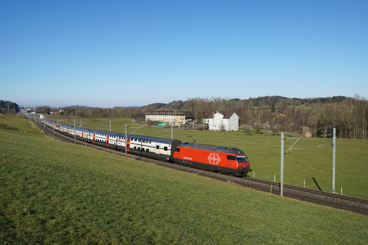 Re 460 006-0 befindet sich am 19.02.2017 mit dem IC 709 kurz vor Gossau SG.