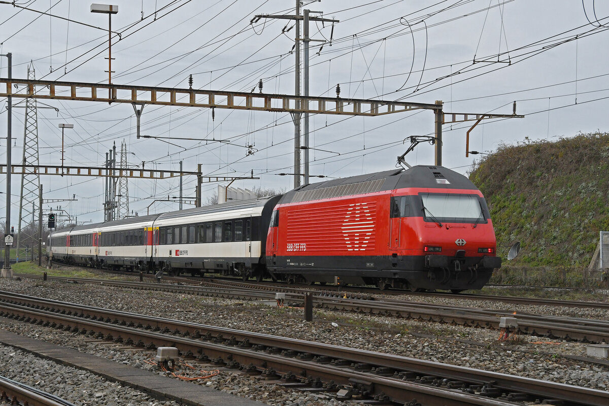 Re 460 006-0 durchfährt am 30.12.2022 den Bahnhof Pratteln.
