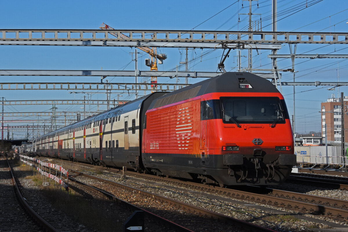 Re 460 006-0 durchfährt den Bahnhof Muttenz. Die Aufnahme stammt vom 22.01.2022.
