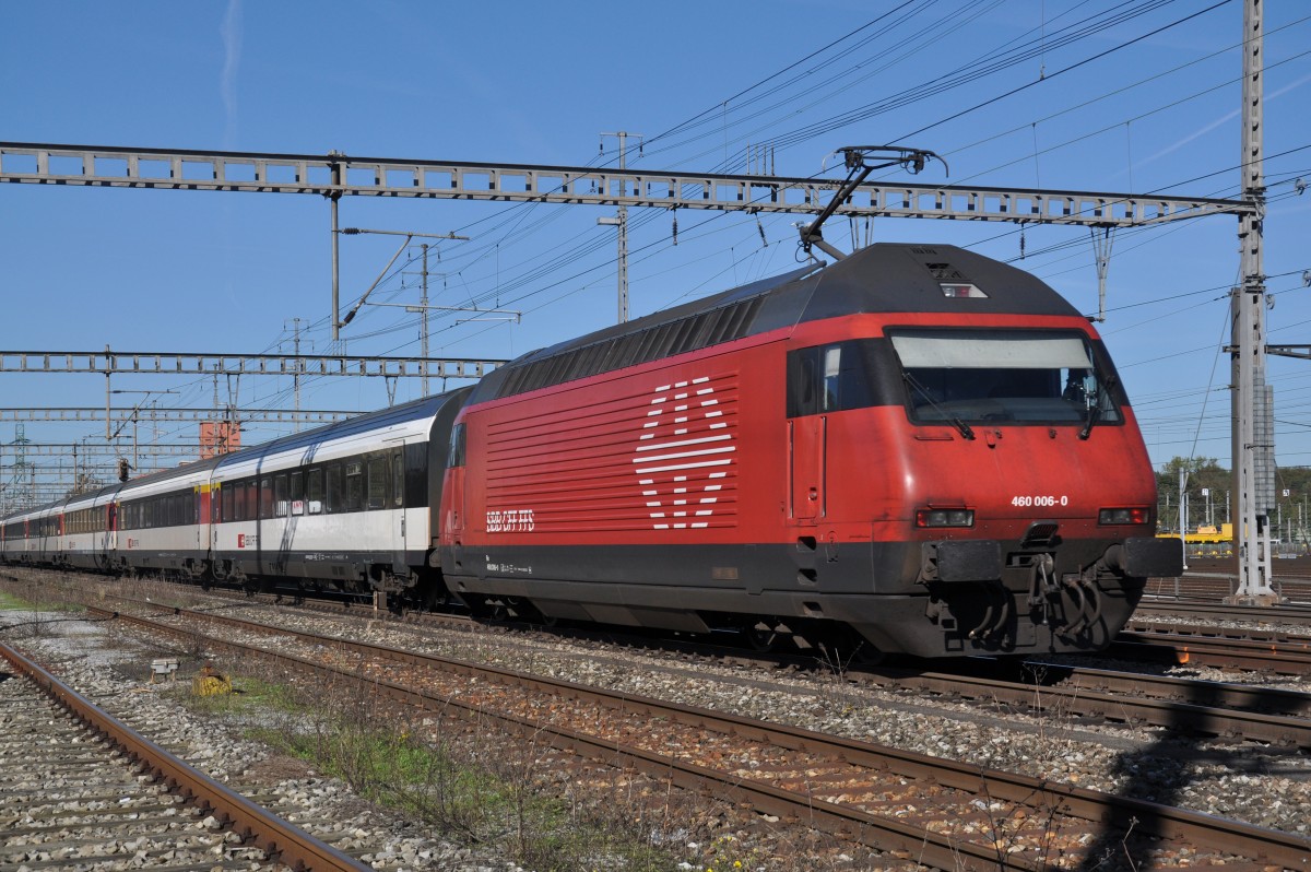 Re 460 006-0 durchfährt den Bahnhof Muttenz. Die Aufnahme stammt vom 18.10.2014.