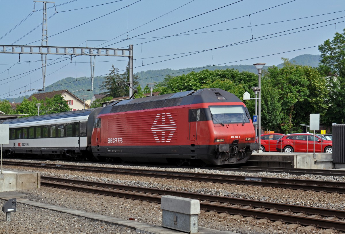 Re 460 006-0 durchfährt den Bahnhof Sissach. Die Aufnahme stammt vom 11.06.2015.