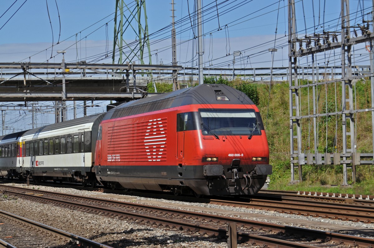 Re 460 006-0 durchfährt den Bahnhof Muttenz. Die Aufnahme stammt vom 28.08.2015.