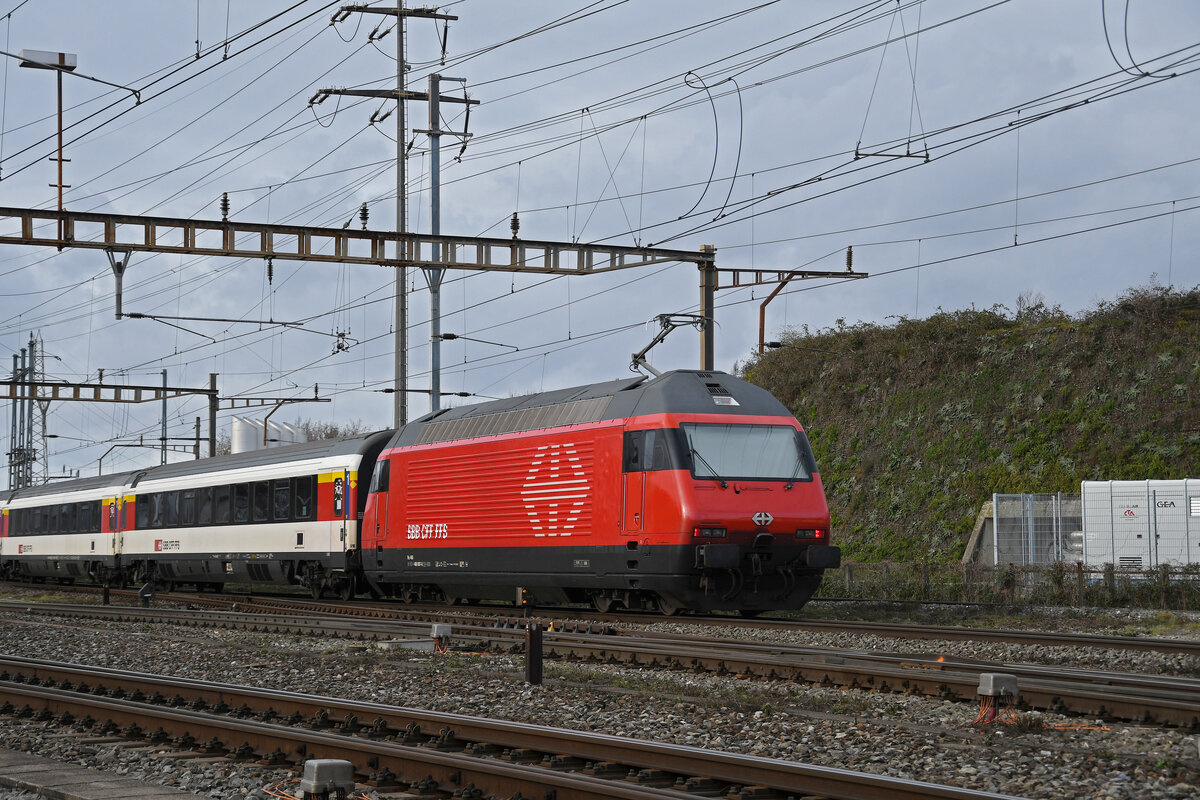 Re 460 007-8 durchfährt am 22.12.2022 den Bahnhof Pratteln.