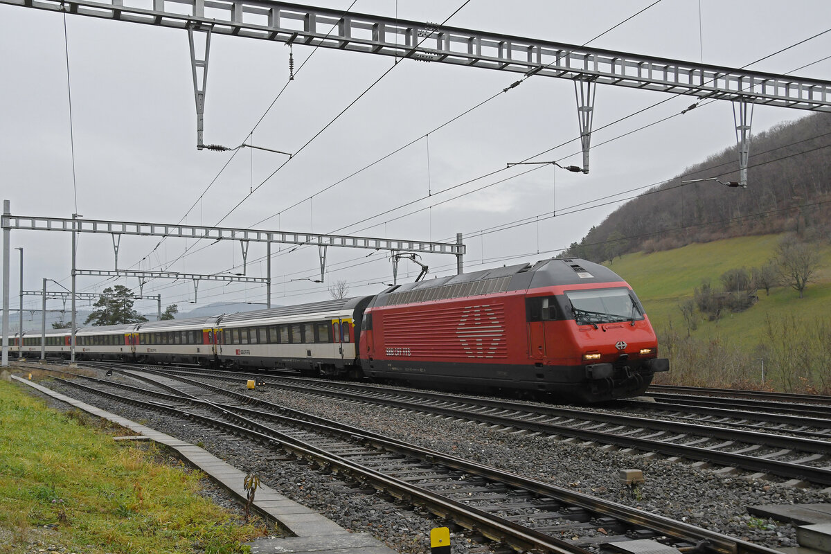 Re 460 007-8 durchfährt am 04.01.2023 den Bahnhof Effingen.