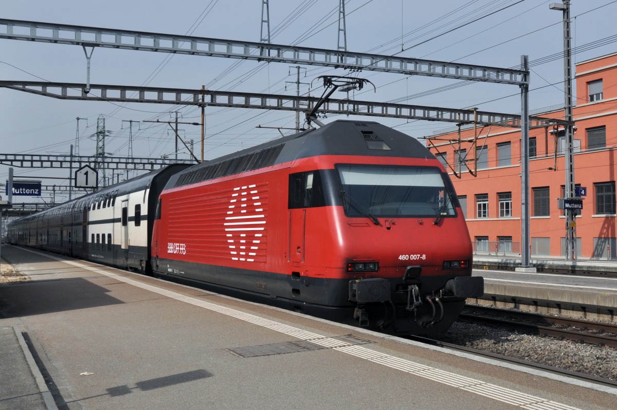 Re 460 007-8 durchfährt den Bahnhof Muttenz. Die Aufnahme stammt vom 11.03.2014.