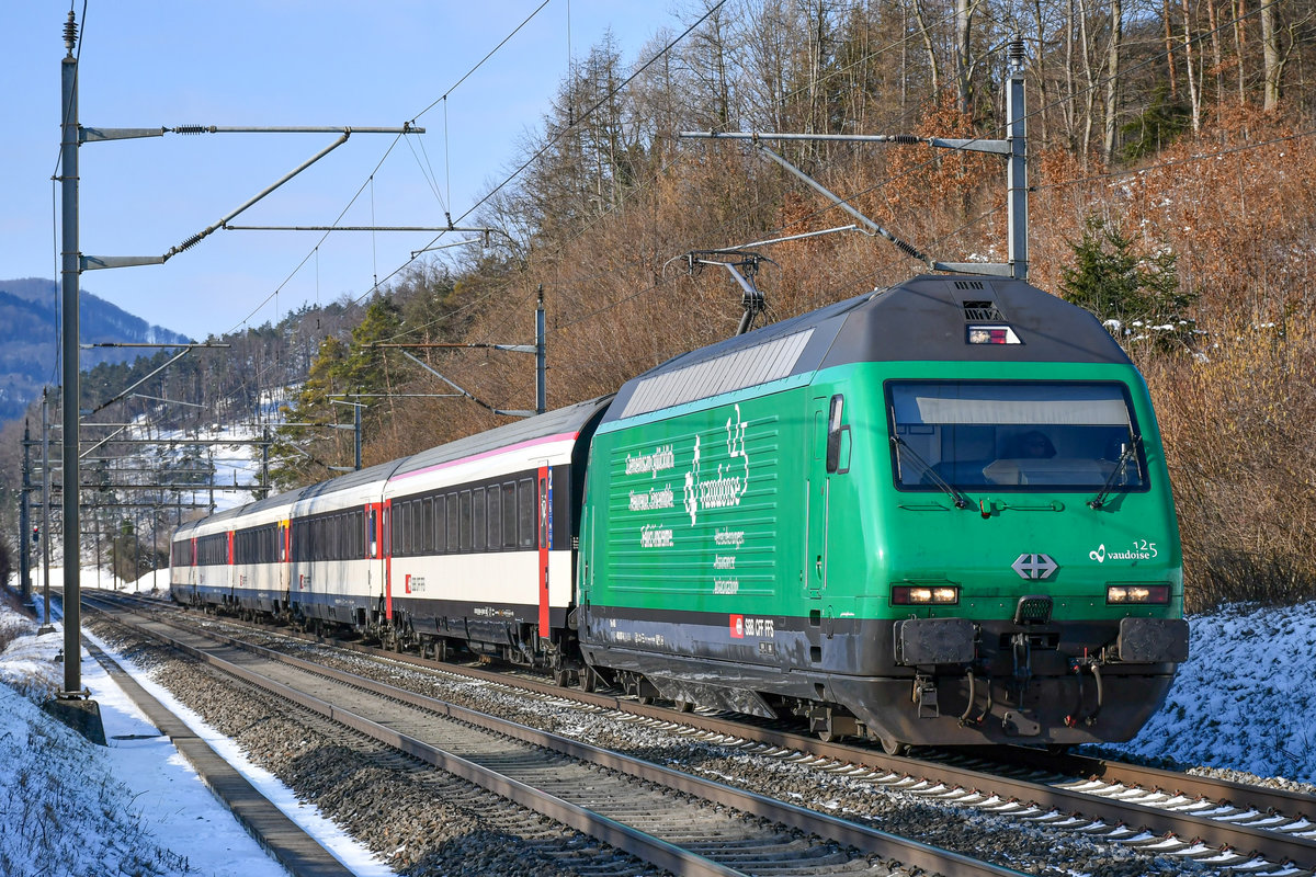 Re 460 007-8 ist mit dem  Flugzug  unterwegs in Richtung Brugg, aufgenommen in Villnachern AG am Vormittag des 13.02.2021.