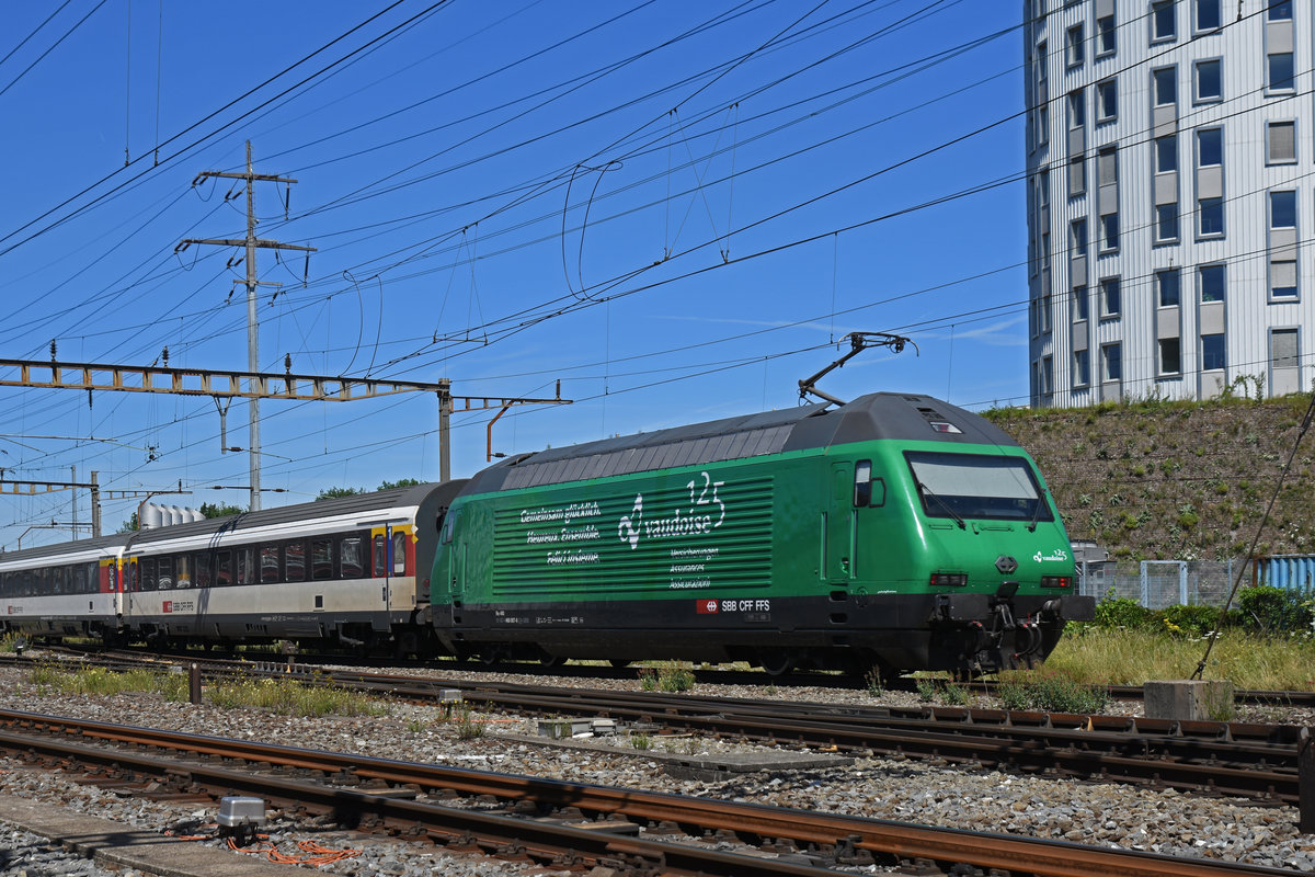 Re 460 007-8 mit der Vaudoise Werbung, durchfährt den Bahnhof Pratteln. Die Aufnahme stammt vom 08.07.2020.