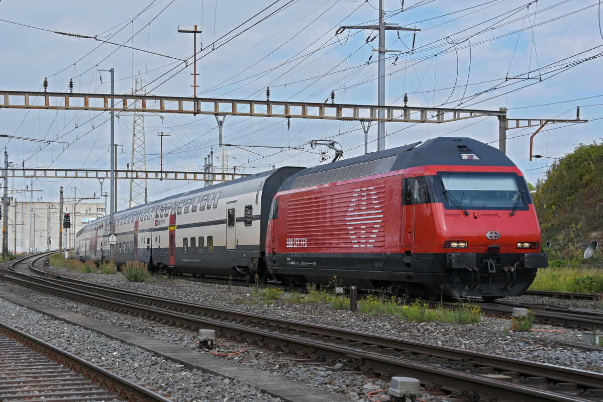 Re 460 008-6 durchfährt am 13.06.2022 den Bahnhof Pratteln.