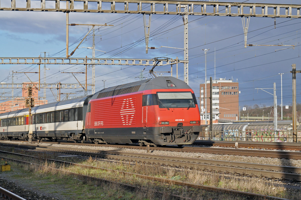 Re 460 008-6 durchfährt den Bahnhof Muttenz. Die Aufnahme stammt vom 02.01.2018.