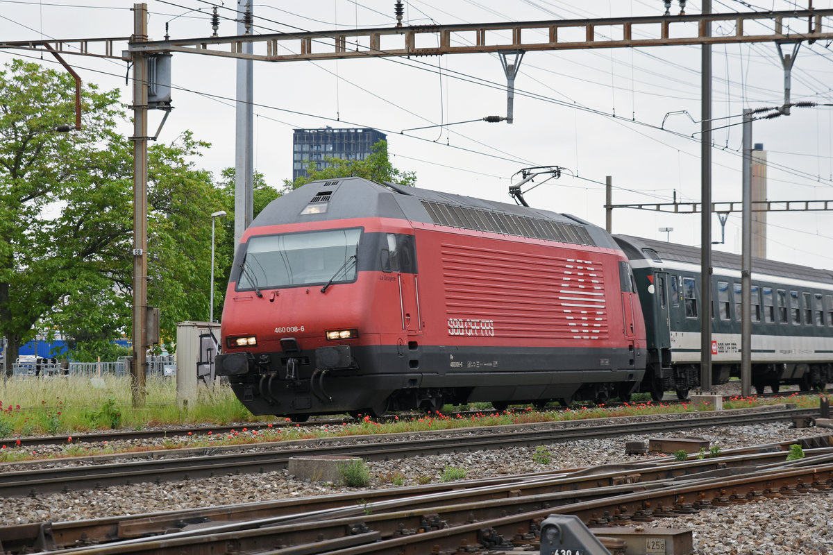Re 460 008-6 durchfährt den Bahnhof Pratteln. Die Aufnahme stammt vom 14.05.2018.