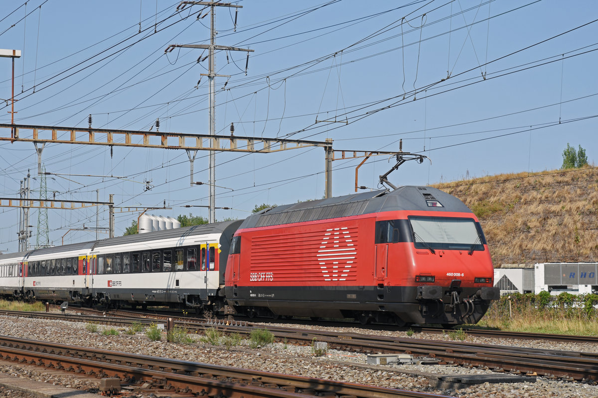 Re 460 008-6 durchfährt den Bahnhof Pratteln. Die Aufnahme stammt vom 28.08.2018.