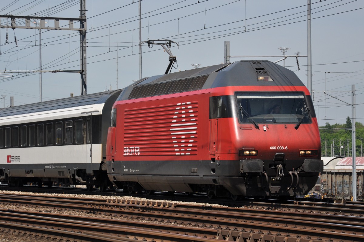 Re 460 008-6 durchfährt den Bahnhof Muttenz. Die Aufnahme stammt vom 05.05.2014.