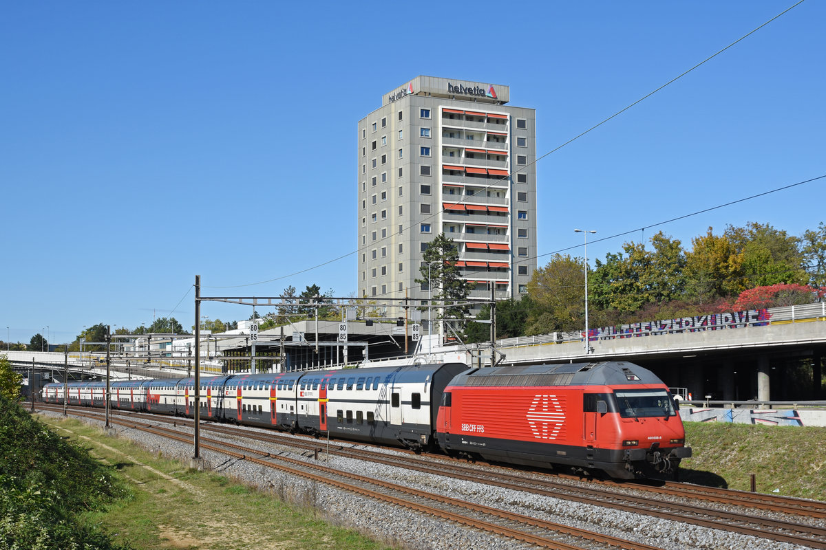 Re 460 008-6 fährt Richtung Bahnhof Muttenz. Die Aufnahme stammt vom 16.10.2019.