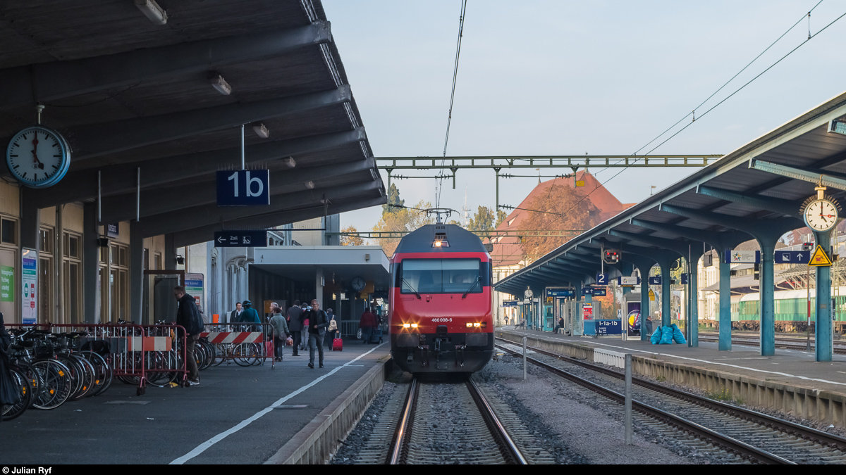 Re 460 008 steht am 28. Oktober 2016 in Konstanz bereit zur Abfahrt nach Zürich. Hier ennet der Grenze dient der Sekundenzeiger offenbar nur als Dekoration - drei der vier auf dem Bild zu sehenden Bahnhofsuhren zeigen unterschiedliche Sekundenzahlen und gehen so bis zu einer halben Minute auseinander. Einzig die beiden Uhren auf Gleis 2 zeigen die gleiche Zeit an. Nach welcher Uhr der Zug fährt weiss ich nicht.<br>
Das Bild entstand von einem öffentlichen Bahnübergang.