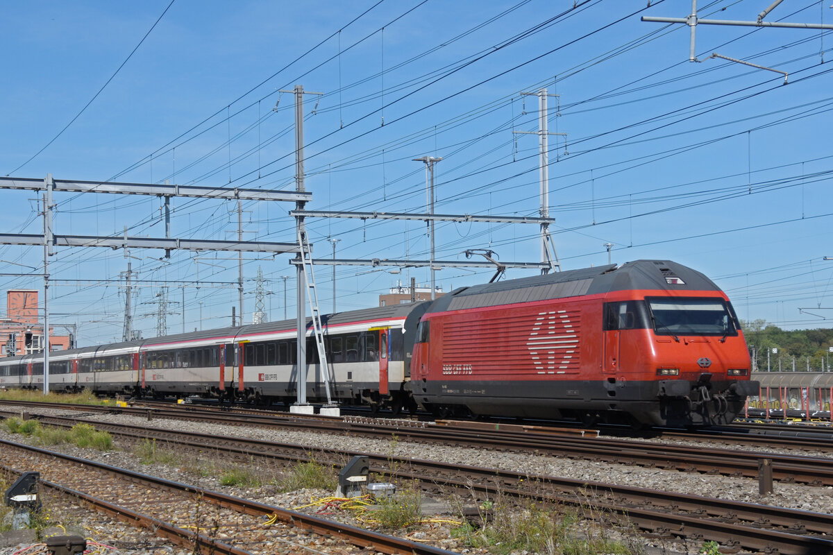 Re 460 009-4 durchfährt am 04.09.2023 den Bahnhof Muttenz.