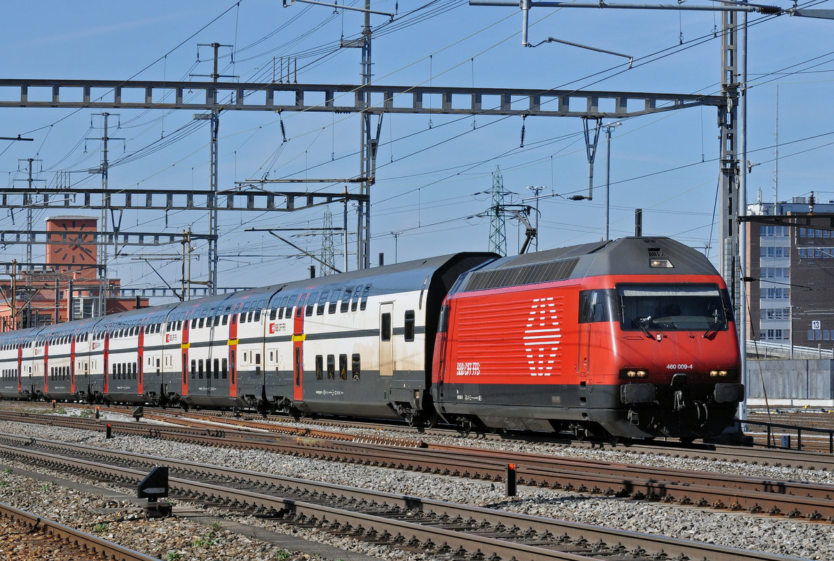 Re 460 009-4 durchfährt den Bahnhof Muttenz. Die Aufnahme stammt vom 10.03.2017.