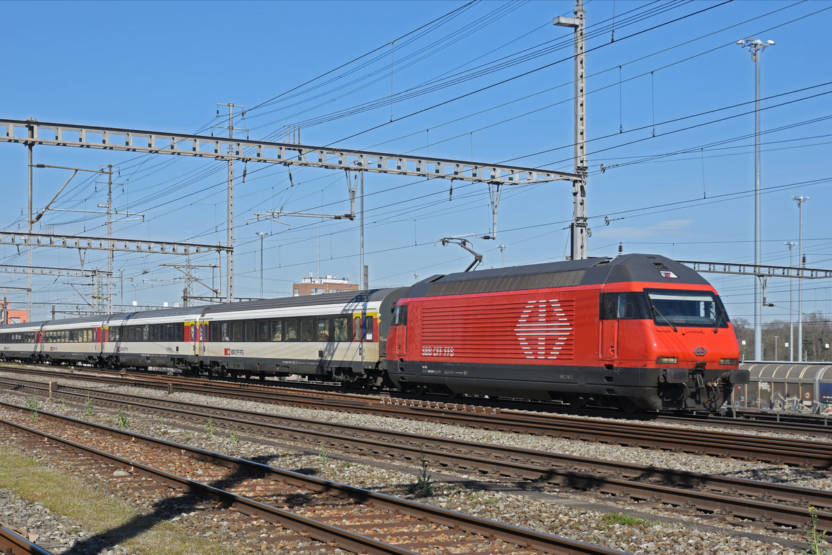 Re 460 009-4 durchfährt den Bahnhof Muttenz. Die Aufnahme stammt vom 16.03.2020.
