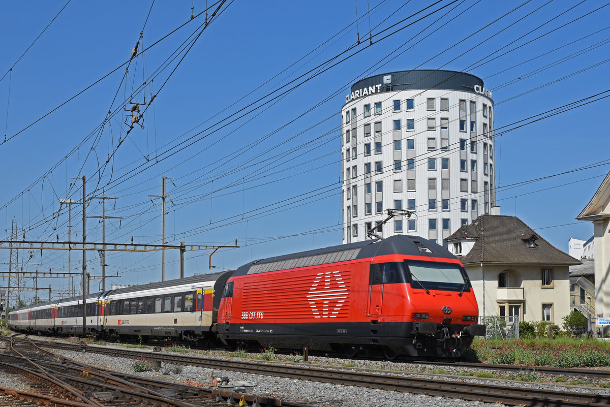 Re 460 009-4 durchfährt den Bahnhof Pratteln. Die Aufnahme stammt vom 27.04.2020.