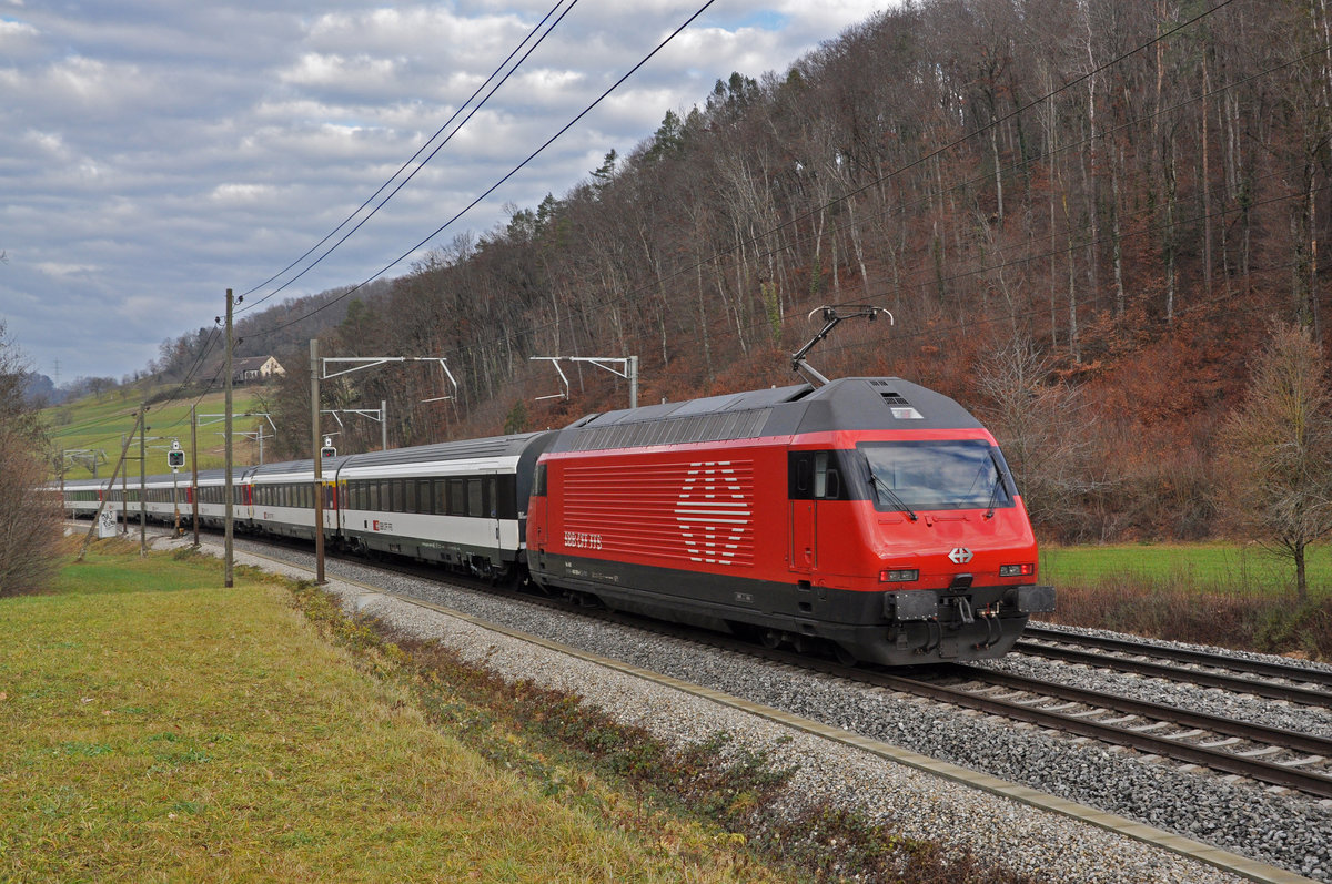 Re 460 009-4 fährt Richtung Bahnhof Gelterkinden. Die Aufnahme stammt vom 19.12.2020.