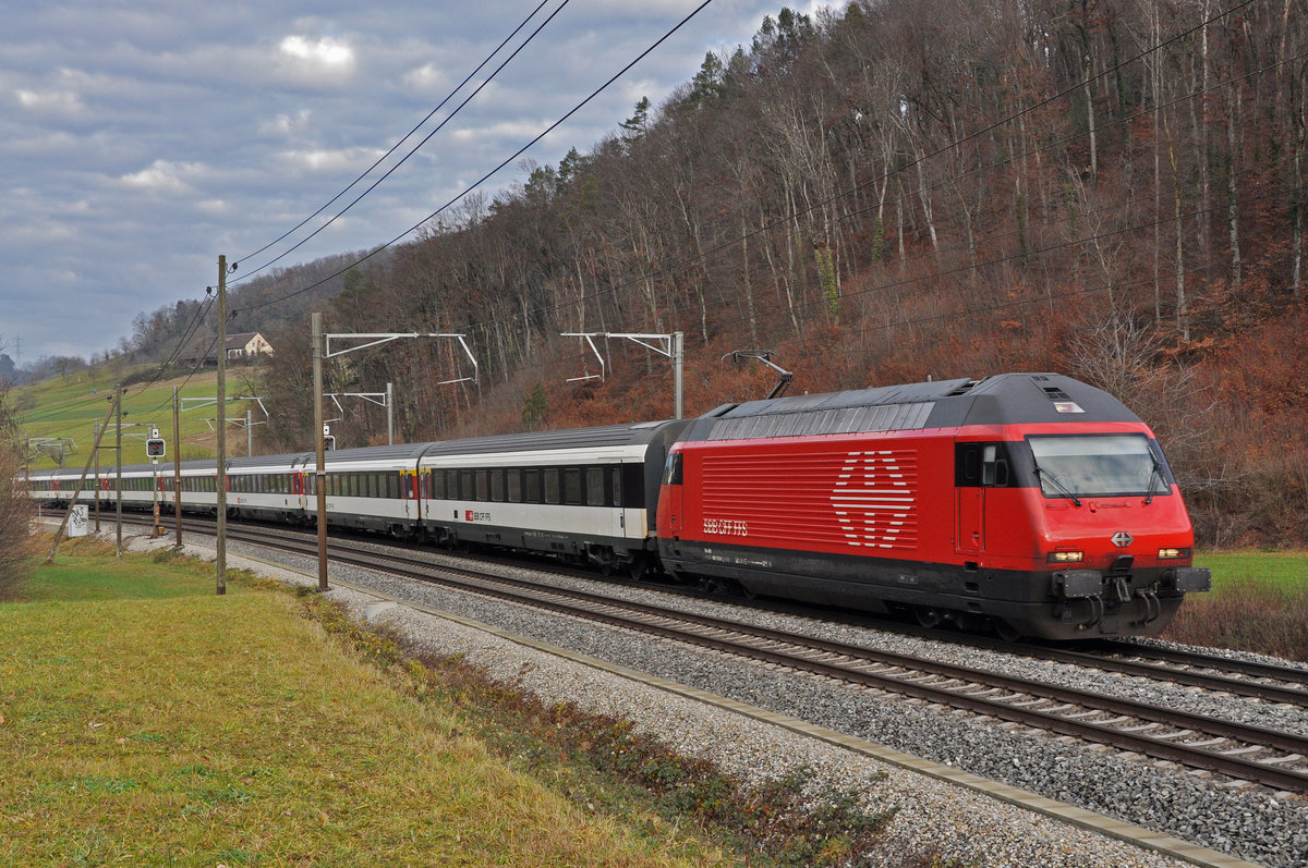 Re 460 009-4 fährt Richtung Bahnhof Tecknau. Die Aufnahme stammt vom 19.12.2020.