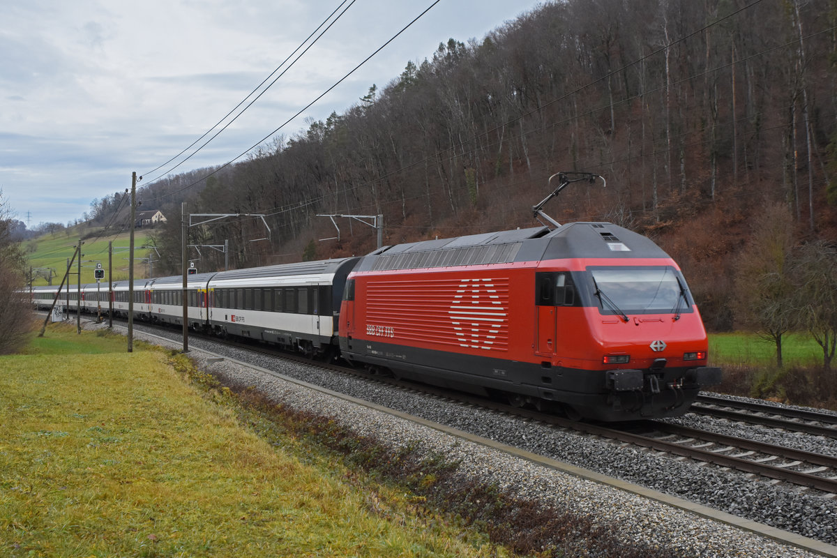 Re 460 009-4 fährt Richtung Bahnhof Gelterkinden. Die Aufnahme stammt vom 22.12.2020.
