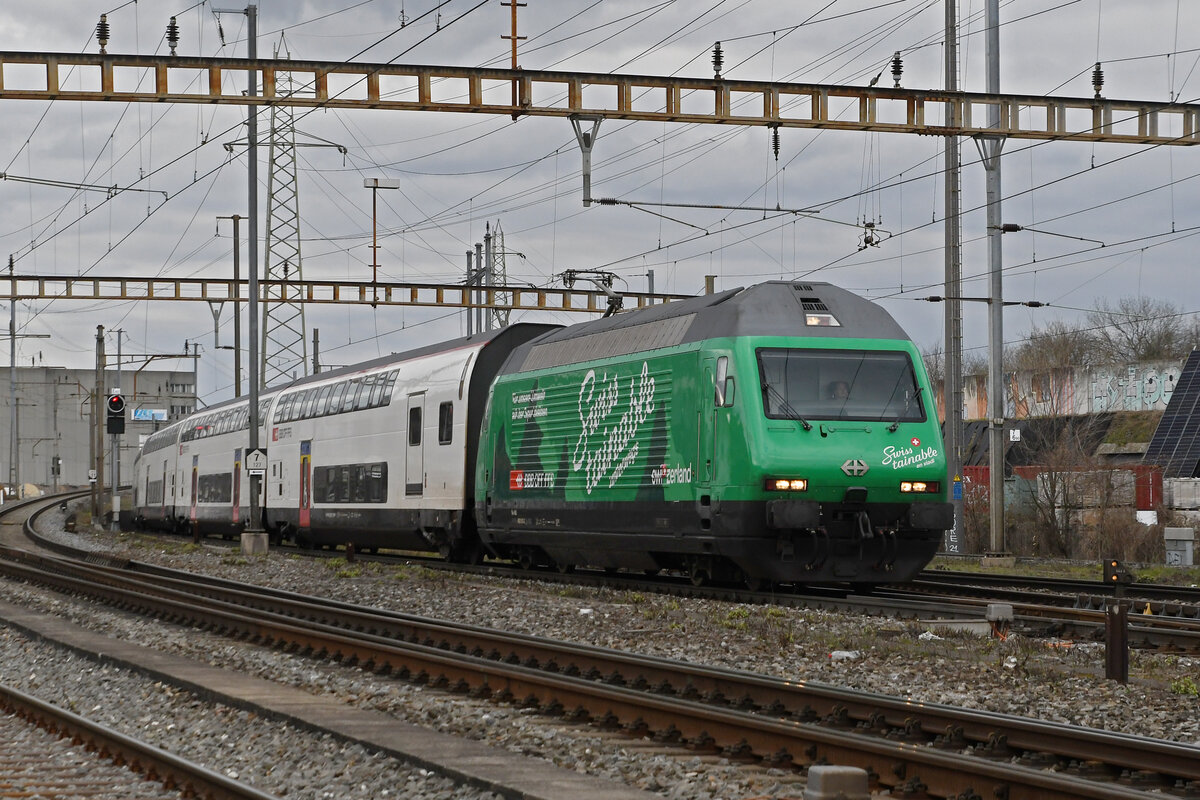 Re 460 010-2 durchfährt am 28.02.2025 solo den Bahnhof Pratteln.