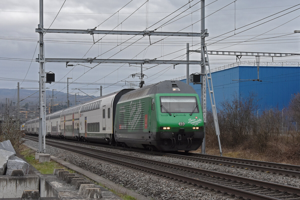Re 460 010-2 fährt am 16.02.2024 Richtung Station Itingen.