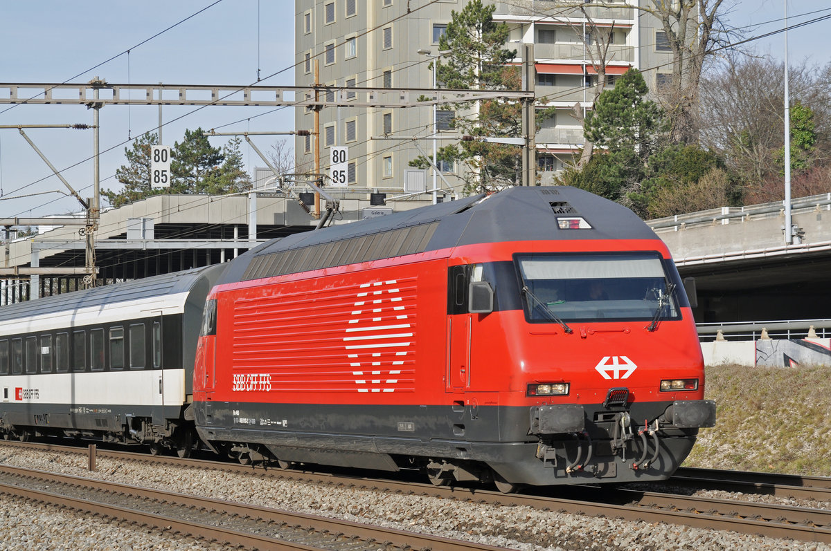 Re 460 010-2 fährt Richtung Bahnhof Muttenz. Die Aufnahme stammt vom 25.01.2018. 