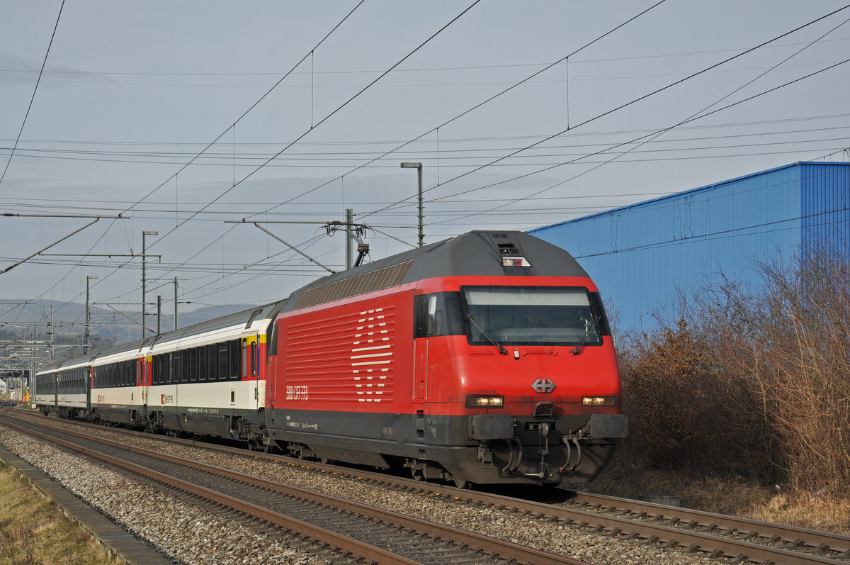 Re 460 010-2 fährt Richtung Bahnhof Itingen. Die Aufnahme stammt vom 27.01.2020.