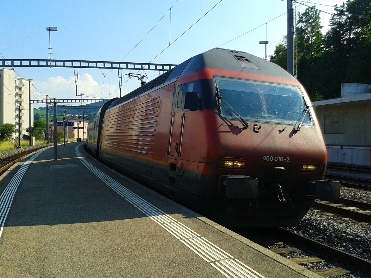 Re 460 010-2 mit IC 730 (St.Gallen - Zrich HB - Bern - Lausanne - Genve-Aroport) am 24.7.2015 beim Halt in Uzwil.