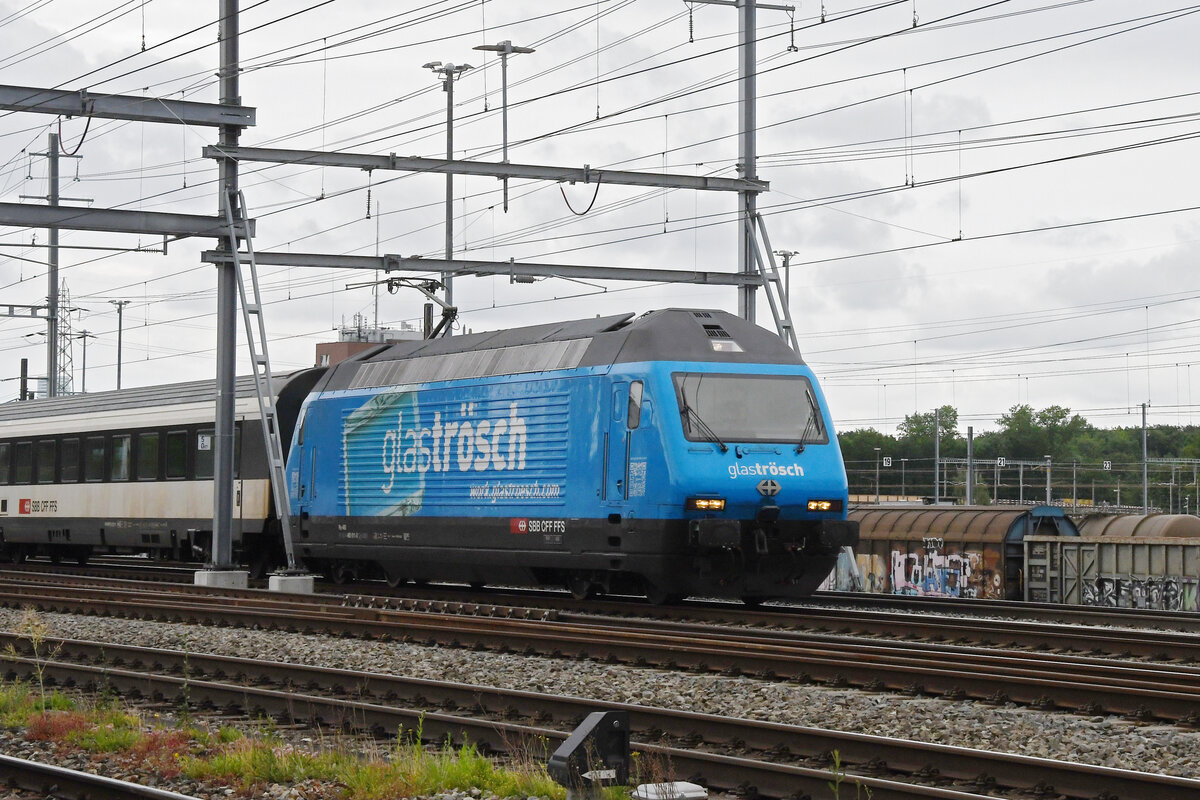 Re 460 011-0 durchfährt am 01.06.2024 den Bahnhof Muttenz.
