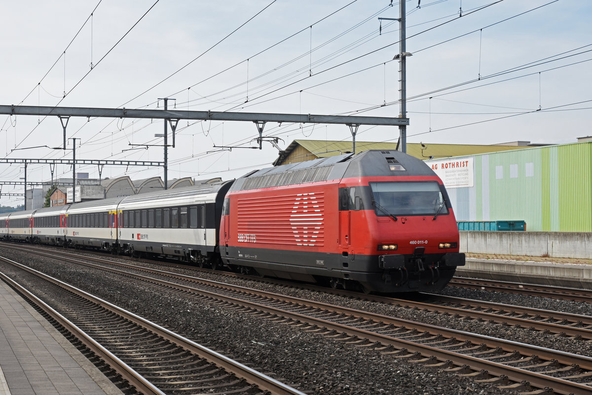 Re 460 011-0 durchfährt den Bahnhof Rothrist. Die Aufnahme stammt vom 16.09.2018.