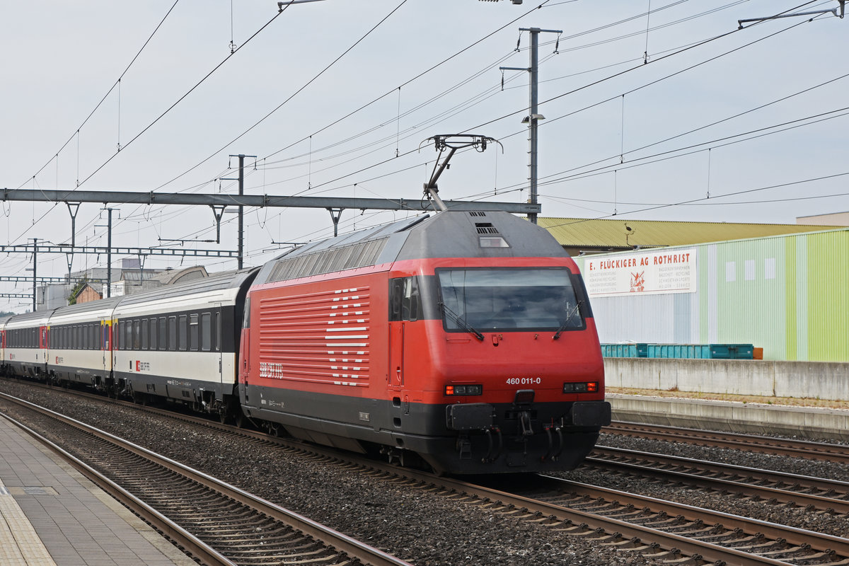Re 460 011-0 durchfährt den Bahnhof Rothrist. Die Aufnahme stammt vom 16.09.2018.