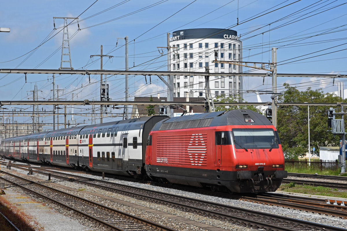 Re 460 011-0 durchfährt den Bahnhof Pratteln. Die Aufnahme stammt vom 22.05.2019.